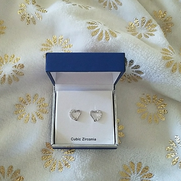 Adorable Stud Heart Earrings - Picture 3 of 6